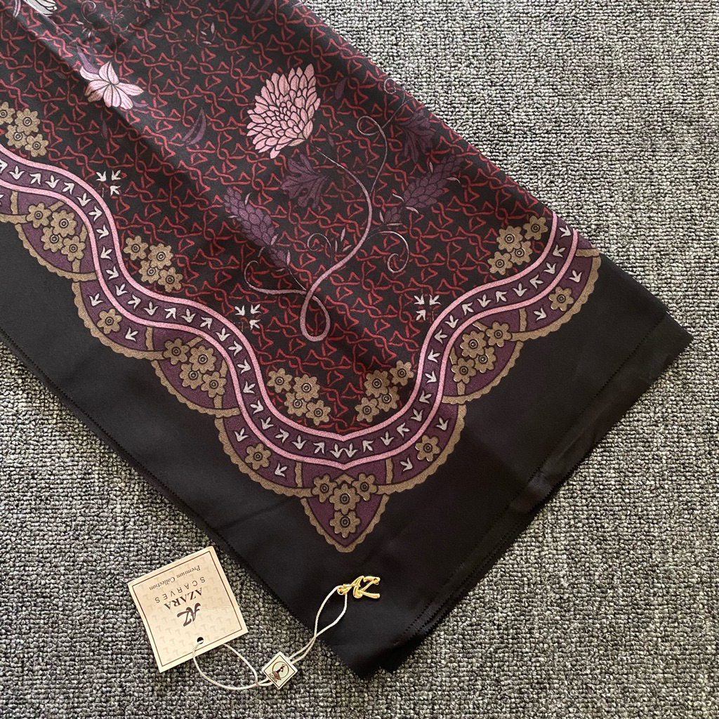 Azara Hijab Motif Segiempat Seragam Logo Metal Kemasan Pouch - foto 2