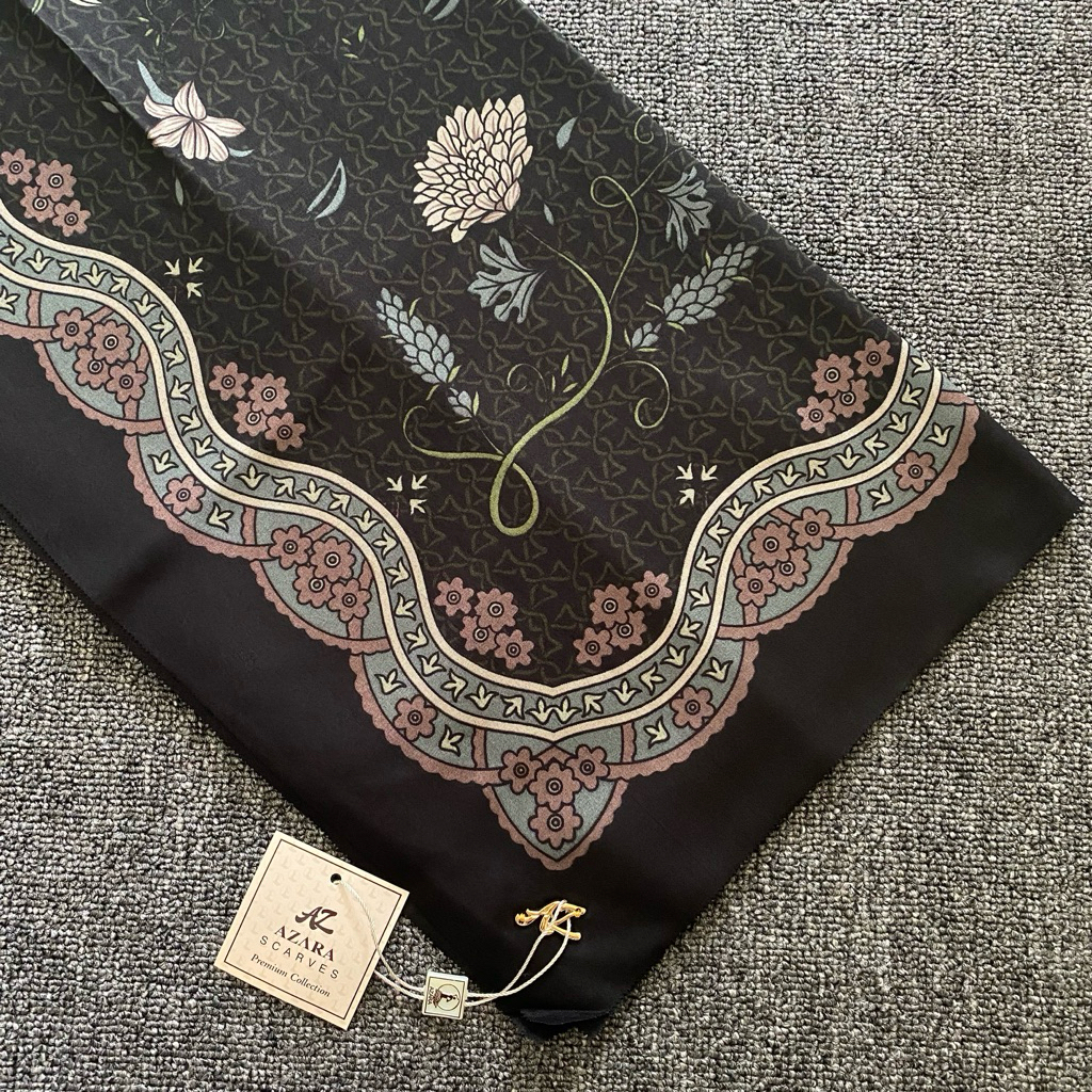Azara Hijab Motif Segiempat Seragam Logo Metal Kemasan Pouch - foto 5