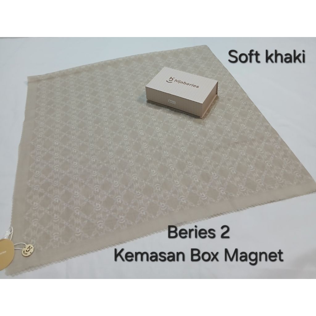 Hijaberies Box Motif Print Metal Logo Kerudung Segi Empat Premium