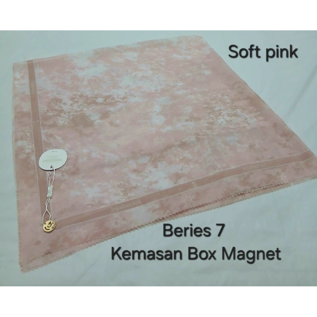 Hijaberies Box Motif Print Metal Logo Kerudung Segi Empat Premium
