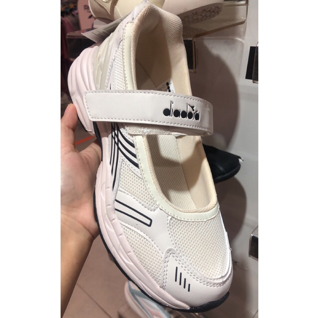 Jual Diadora Ratrile Lifestyle Women Shoes - Beige, Grey | Shopee Indonesia