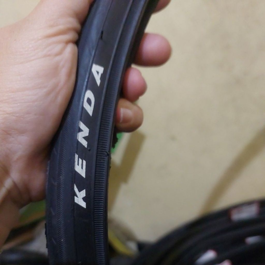Jual Ban luar sepeda fixie 700x23c (satuan) sisa HITAM merk KENDA ...
