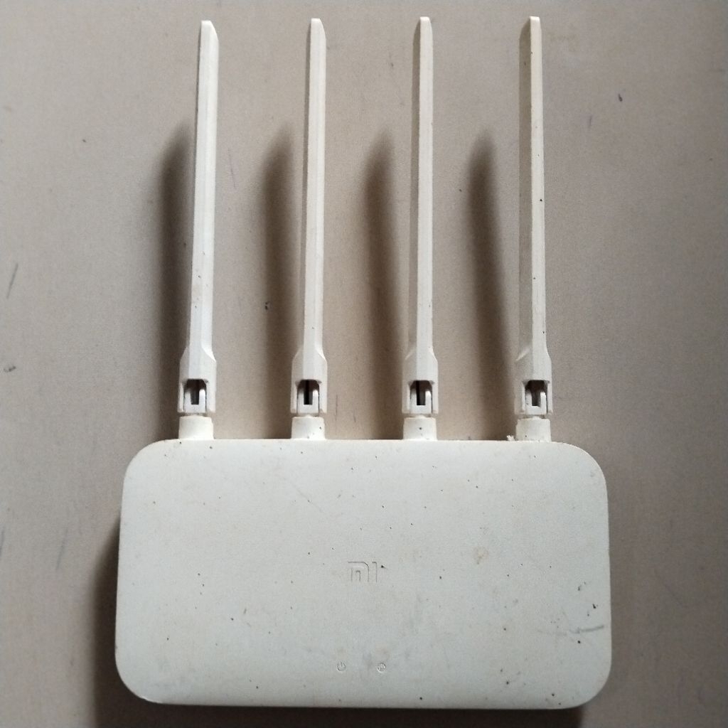 Router Modem Xiaomi tipe R4CM normal di jual tanpa adaptor kalo mau nyala harus pake adaptor 5V modem sudah tested semua oke