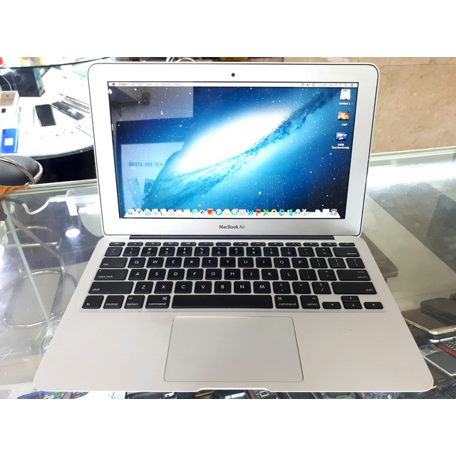 MacBook Air 11インチ A1370 / 2GB / 64GB MacBook Air 11インチ A1370