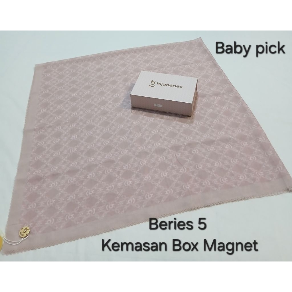 Hijaberies Box Motif Print Metal Logo Kerudung Segi Empat Premium