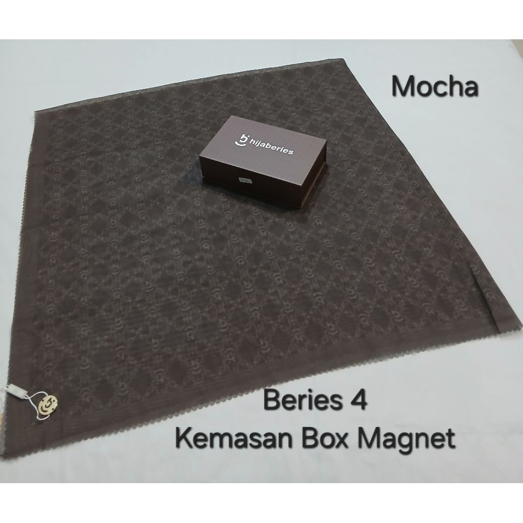 Hijaberies Box Motif Print Metal Logo Kerudung Segi Empat Premium