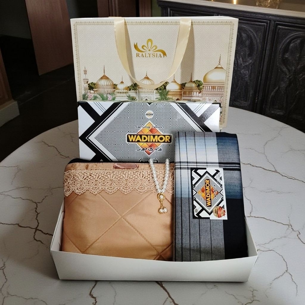 HAMPERS MUKENA & SARUNG WADIMOR / SARUNG TENUN / ALAT SHOLAT / MUKENA SET / KADO WEDDING / HADIAH PERNIKAHAN / HAMPERS LEBARAN IDUL FITRI / SESERAHAN / MAHAR ALAT SHOLAT / BIRTHDAY / SOUVENIR / KADO COWOK / HAMPERS IED