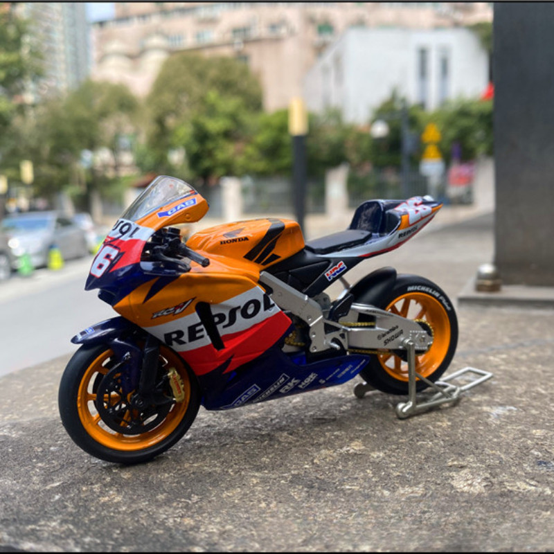 Jual Diecast 1/18 Scale Honda Rc211 2006 And Yamaha Yzr M1 Motorcycle ...