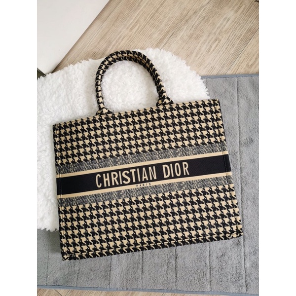 Harga tote bag discount christian dior asli