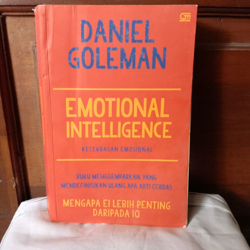 Jual EMOTIONAL INTELLIGENCE KECERDASAN EMOSIONAL OLEH DANIEL GOLEMAN ...