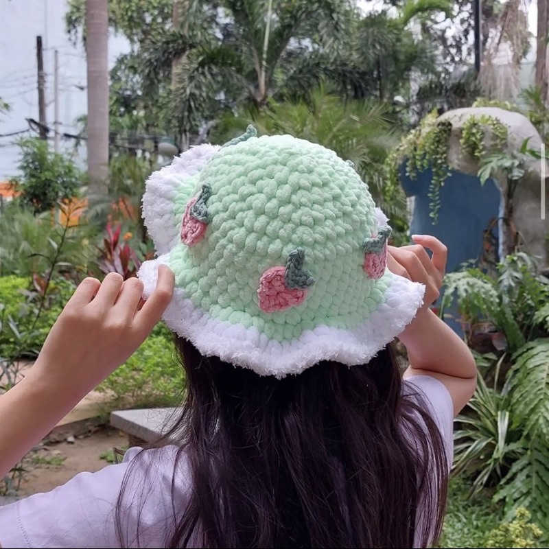Jual Chunky Strawberry Crochet bucket hat - topi rajut empuk stroberi ...
