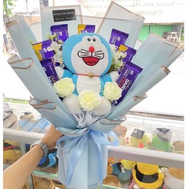 Jual BUKET BONEKA DORAEMON BUKET COKLAT CADBURY DAIRY MILK BUKET WISUDA