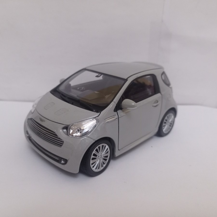 WELLY 1:24 Aston Martin Cygnet Argento – Modello Diecast In Scatola 24028w