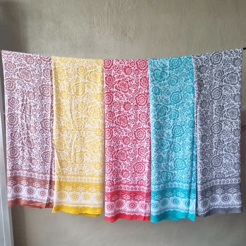 Kain Pantai Batik Painting dipajang di toko oleh-oleh Bali