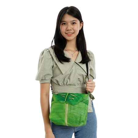 Tas Selempang Daun Pisang