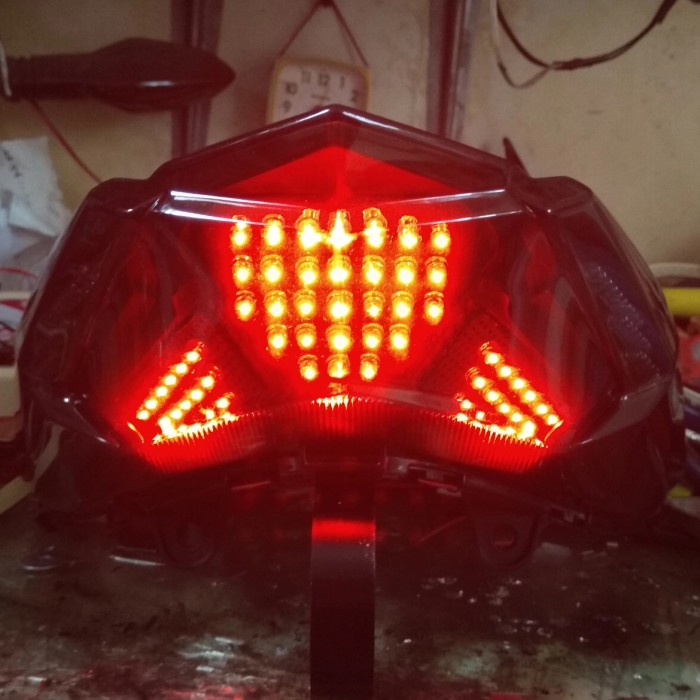 Jual lampu led running 8 mode + reflektor ori + mika smoke vario led ...