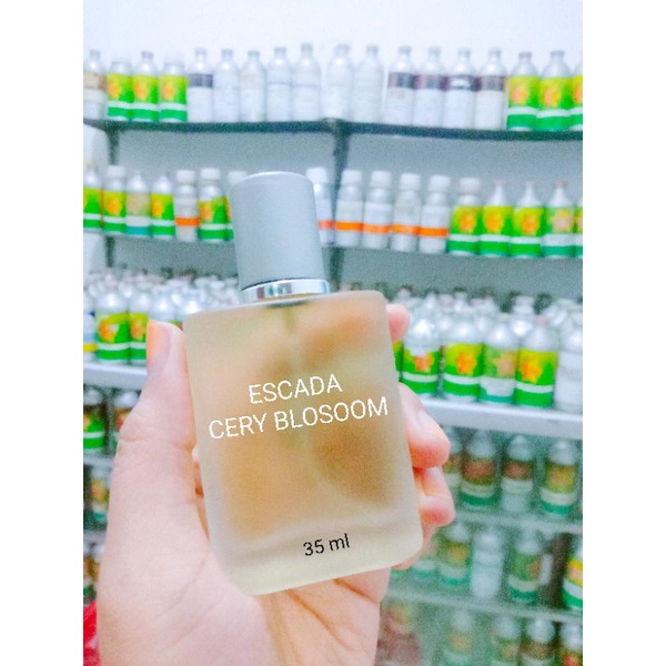 wanita menggunakan parfum dengan aroma floral dan segar