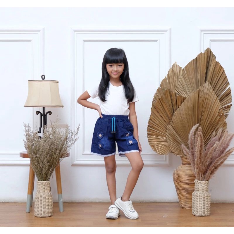 Lolining yubkasi ostidagi iflos külotlarni hidlash