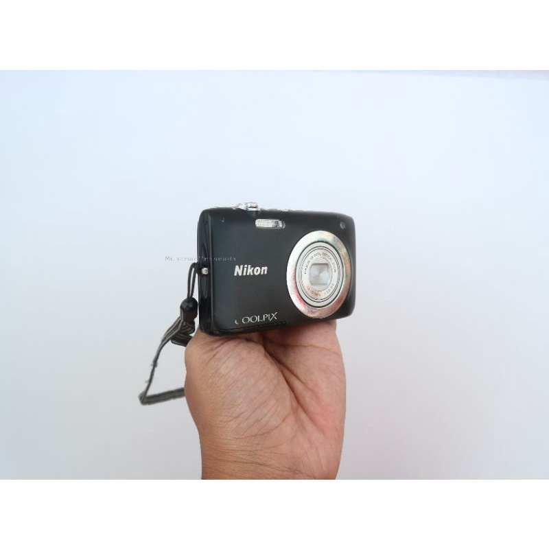kamera digital pocket nikon tampak belakang dengan layar lcd bersih