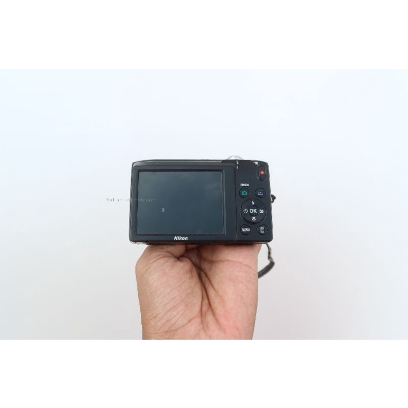 sisi samping bodi kamera digital pocket nikon s2600 mulus