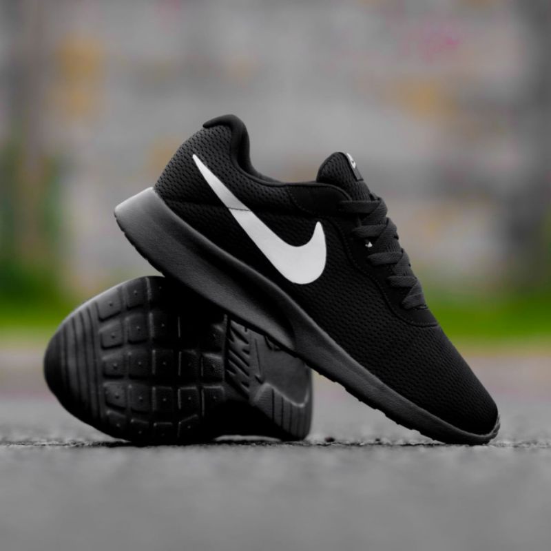nike tanjun all black