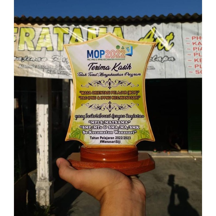 Jual Plakat kenang kenangan/plakat kayu/plakat wisuda | Shopee Indonesia