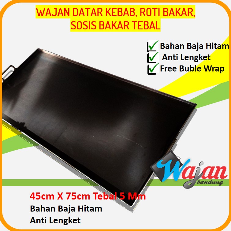 Proses memasak cumi hitam dalam wajan besar