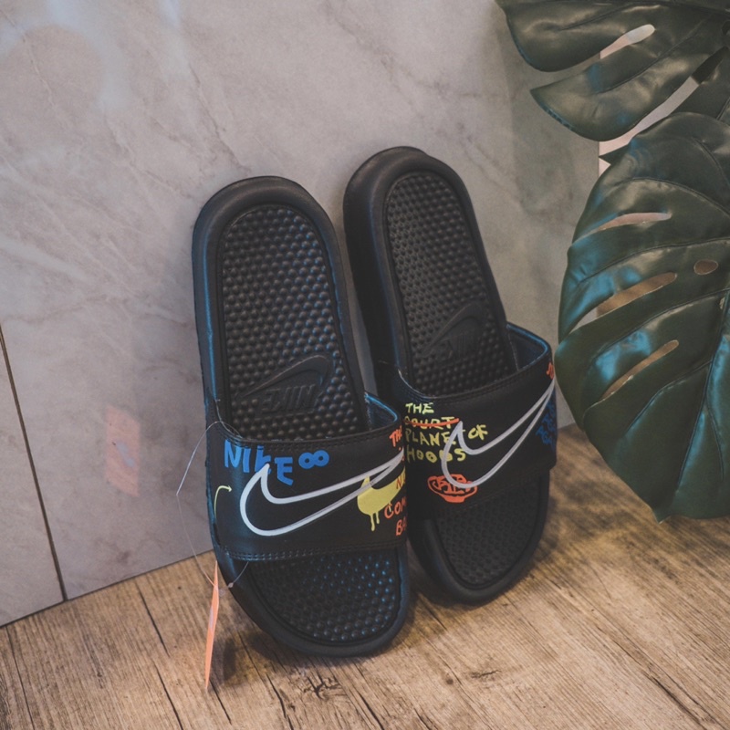 Nike benassi slides discount swoosh planet of hoops