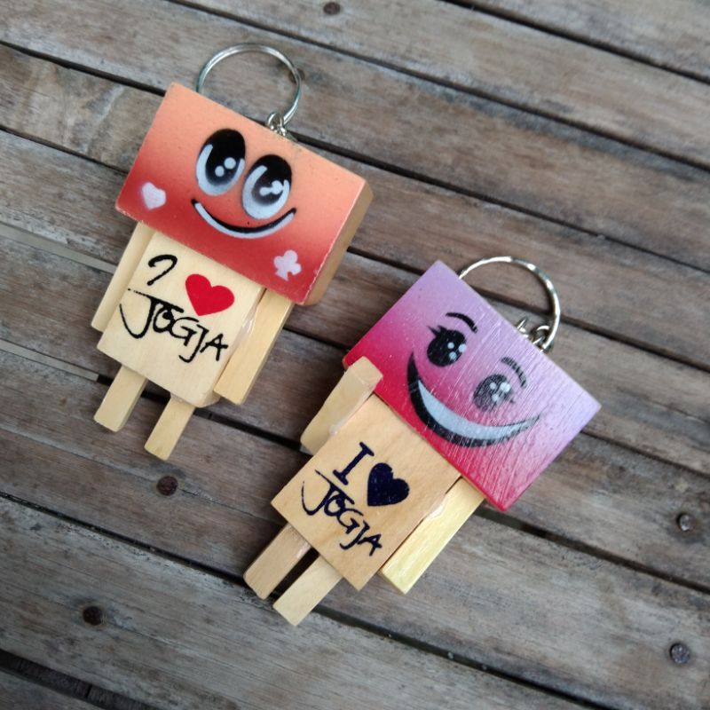 Jual 1 pcs gantungan kunci kayu dambo motif Jogja Souvenir Malioboro ...