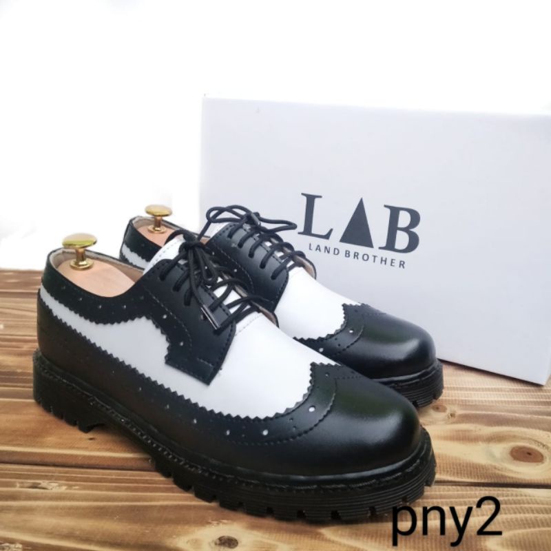 Jual Sepatu Low Boots Wingtip Docmart terbaru hitam putih coklat ...