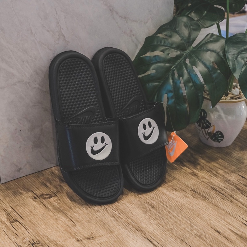 Nike benassi outlet slides smiley