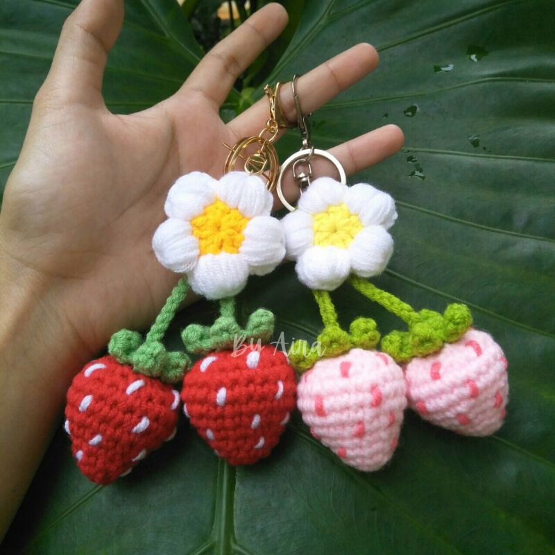 Jual Strawberry Crochet Amigurumi Keychain Bag Charm / Gantungan Kunci ...