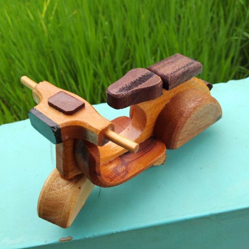 Jual Miniatur kayu motor Vespa unik retro souvernir Malioboro oleh oleh ...