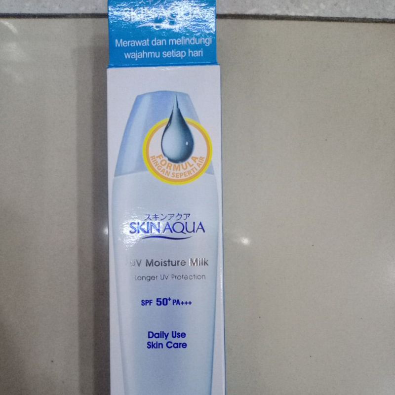 Jual Skinaqua UV Moisture Milk SPF 50+pa+++ | Shopee Indonesia