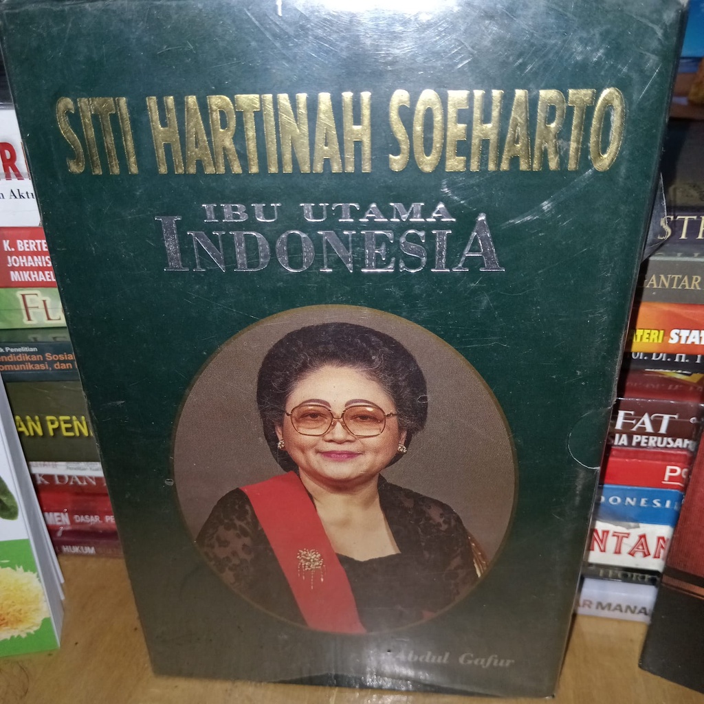 Jual BUKU BIOGRAFI "SITI HARTINAH SOEHARTO IBU UTAMA INDONESIA" By ...