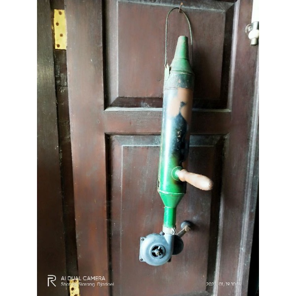 PAIRE D'ETRIERS en bois sculpté à bouts fermés