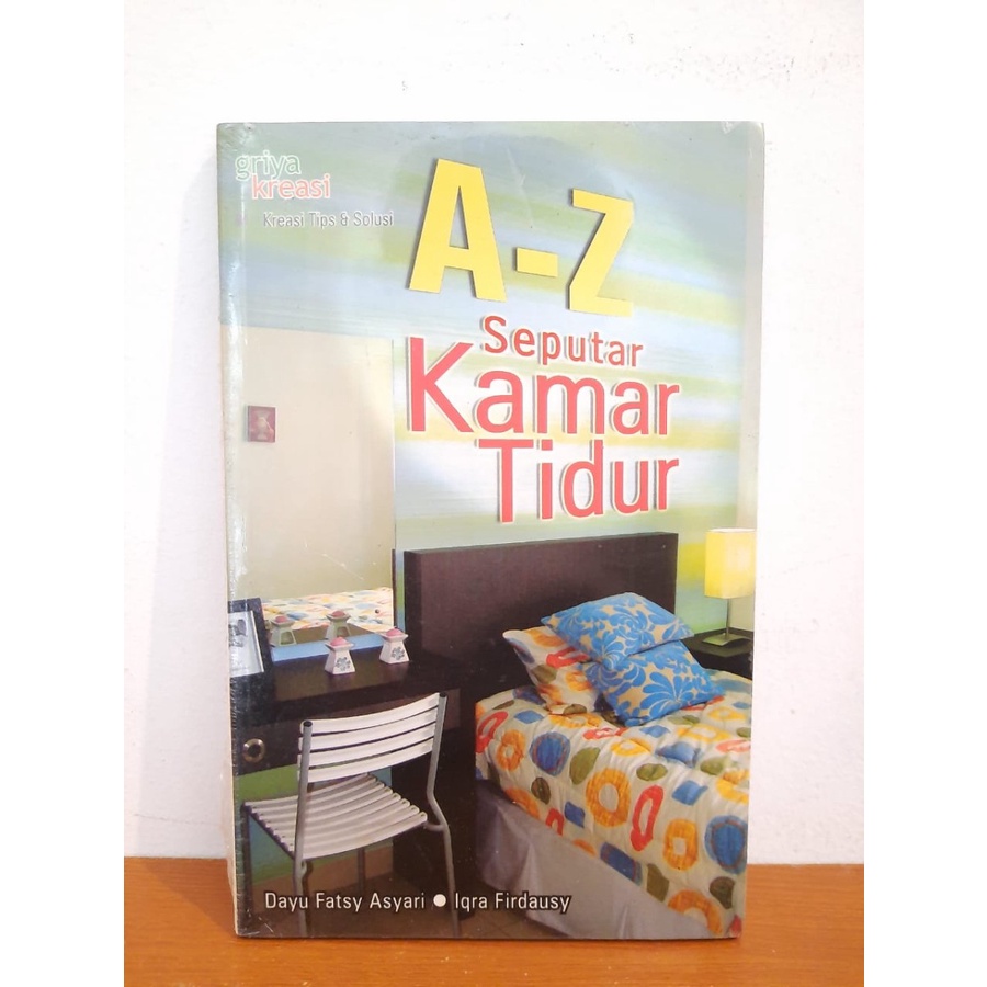 pria membaca buku rahasia laki-laki di kamar tidur