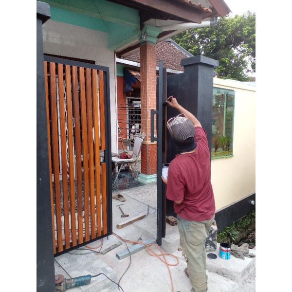 Jual pintu pagar model kupu tarung dgn variasi kayu jati minimalis