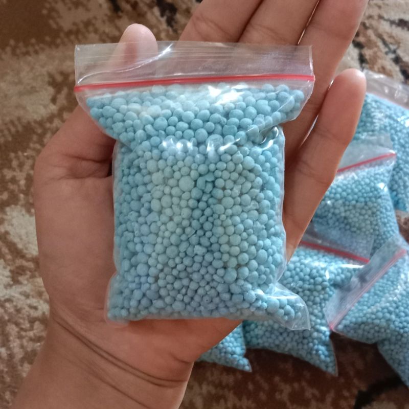 Pupuk NPK  16-16-16 (100 gr), membantu mempercepat pertumbuhan tanaman