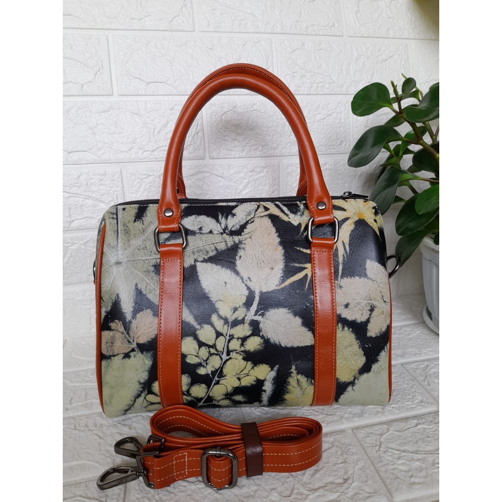 Jual Tas Selempang Kulit Wanita Varna Series Article 01 Eco-Print - CV.  Ginding Leather - Bogor , Bogor