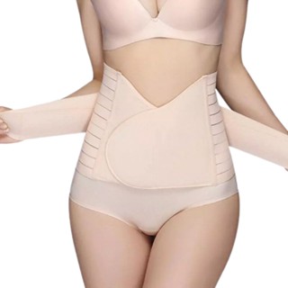 Yosh gozal qiz yechinmoqda