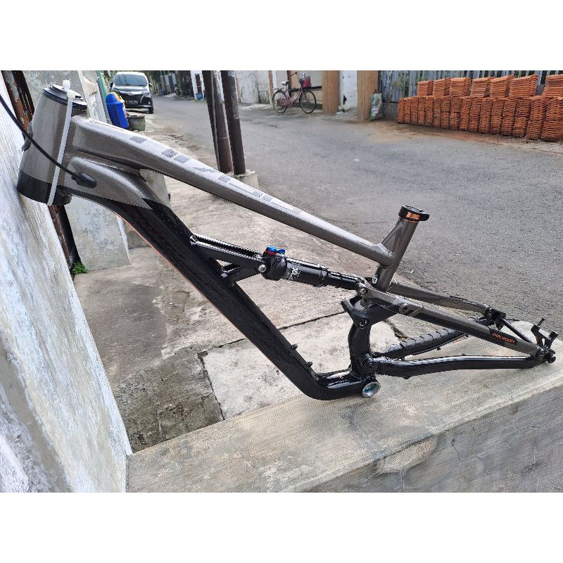 Frame polygon store siskiu t8