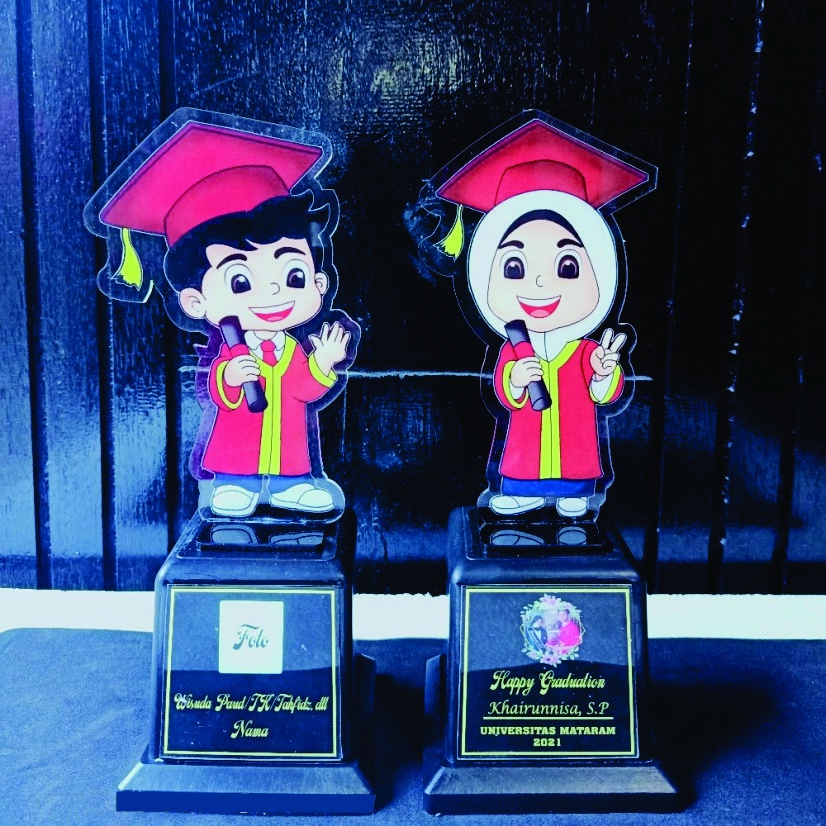 Jual Termurah Piala Wisuda Akrilik Kado Wisuda Kenang Kenangan