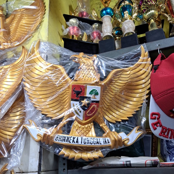 Jual Lambang Garuda Pancasila Fiber Gold Shopee Indonesia