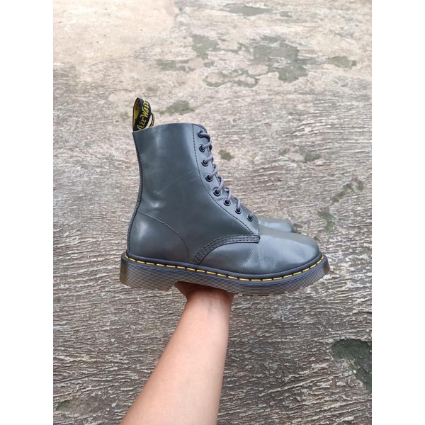 Jual Dr. Martens Pascal Auth (Size 38) Sepatu Docmart Boots Second ...