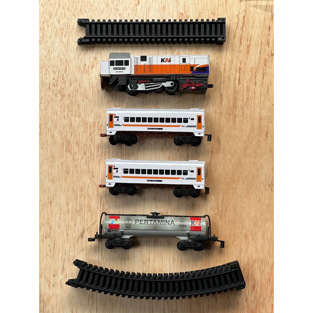 Jual Paket Rangkainan Mainan Kereta Api Lokomotif Cc201 Miniatur