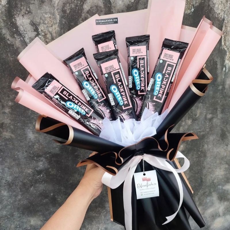 Jual bucket oreo black pink bouquet valentine buket wisuda | Shopee ...