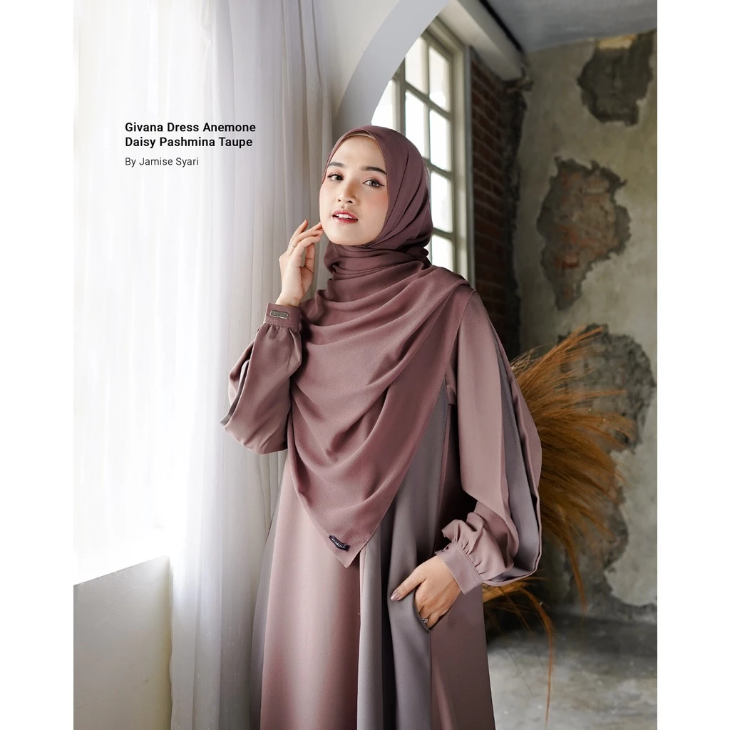 Detail lengan dan two-tone Jamise Givana Dress
