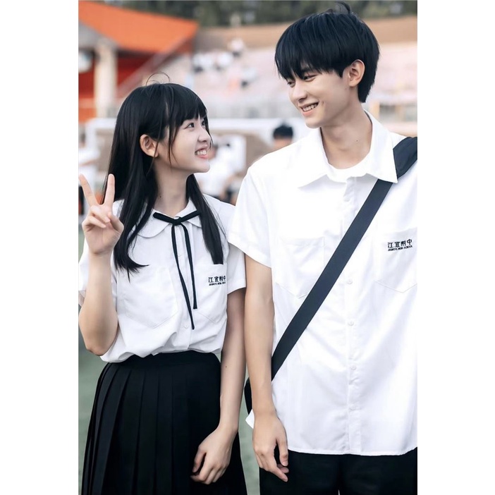 When I fly towards your school uniform, Jiang Yi Affiliated Middle School  is wearing a full set of short sleeved class uniforms in the same Sen