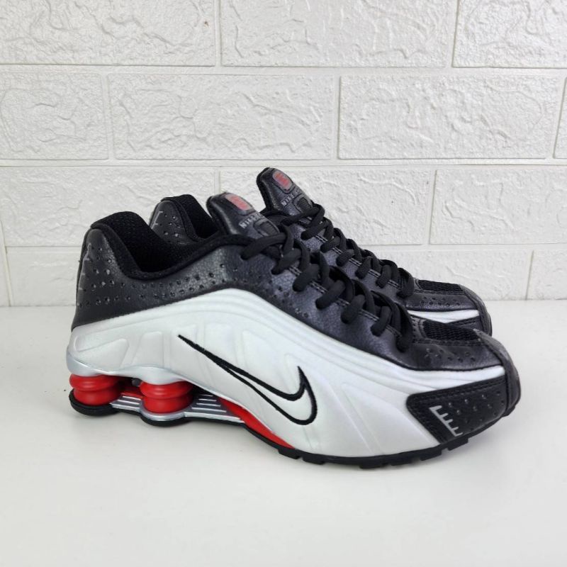 Nike shox r4 sales silver red